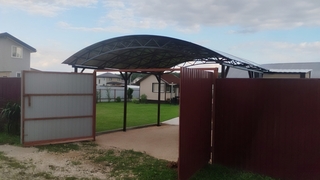 Арочный навес с поликарбонатом для зоны стоянки авто